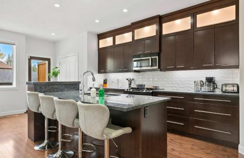 Richmond Casa | Azure Glow Retreat Central Calgary Sleeps 9