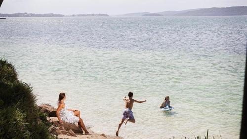 Corlette Casa | Azure Haven – A Waterfront Luxury Retreat for Families
