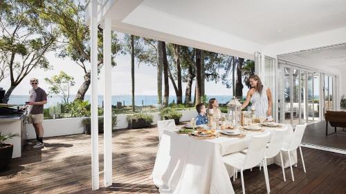 Corlette Casa | Azure Haven – A Waterfront Luxury Retreat for Families