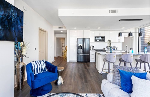 Peachtree Center Condominio | Azure Heights: Executive Stay | 21st-Floor Luxury Suite with Skyline Views
