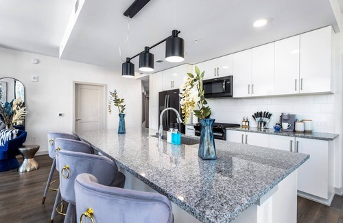 Peachtree Center Condominio | Azure Heights: Executive Stay | 21st-Floor Luxury Suite with Skyline Views