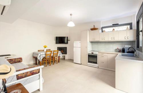 Petalidi Apartamento | Azure Seaside Retreat in the Heart of Petalidi