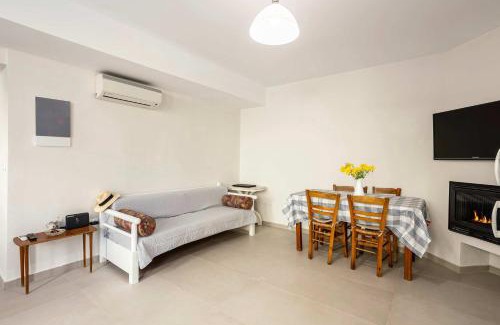 Petalidi Apartamento | Azure Seaside Retreat in the Heart of Petalidi