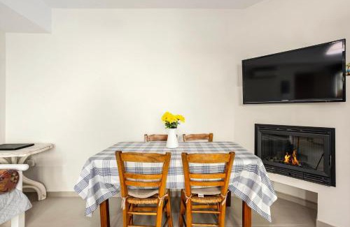 Petalidi Apartamento | Azure Seaside Retreat in the Heart of Petalidi