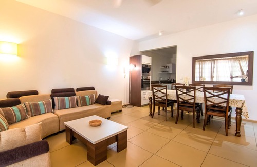 Roches Noires Apartamento | Azuri Ocean Village - Elegant 3-Bed Apartment - Private Garden & Pool Access