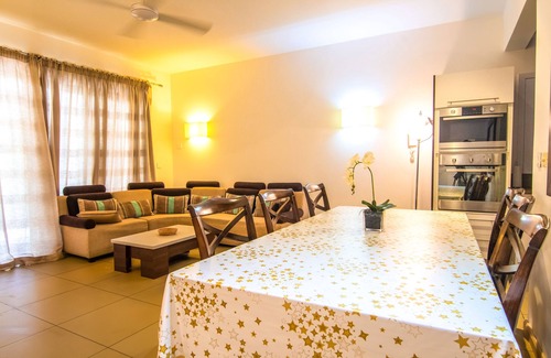 Roches Noires Apartamento | Azuri Ocean Village - Elegant 3-Bed Apartment - Private Garden & Pool Access