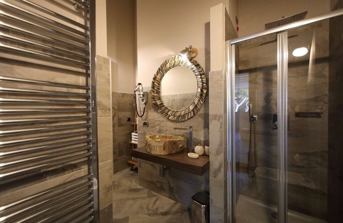 Desenzano del Garda Cama Y Desayuno | B&B Bellavista Exclusive in zona centrale con piscina riscaldata e Jacuzzi vista lago LA COLAZIONE viene servita in una pasticceria rinomata ed esclusiva esterna alla struttura
