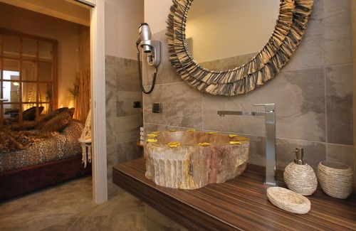 Desenzano del Garda Cama Y Desayuno | B&B Bellavista Exclusive in zona centrale con piscina riscaldata e Jacuzzi vista lago LA COLAZIONE viene servita in una pasticceria rinomata ed esclusiva esterna alla struttura