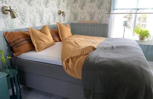 Falkenberg Cama Y Desayuno | B&B Bland ormbunkar och rosor