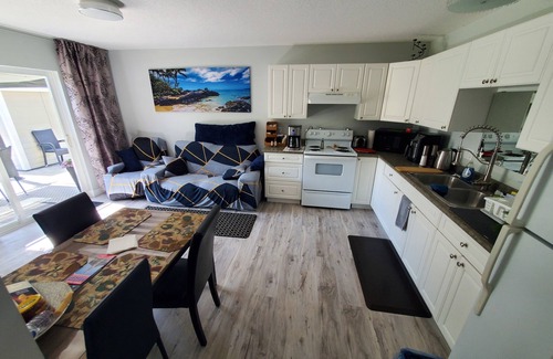Regional District of Nanaimo Casa | B&B Columbia Beach, 2min WALK to ocean, queen bed, 45' parking, pets welcome