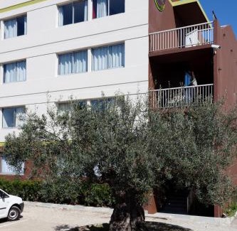 Costieres Hotel | B&B HOTEL Nîmes Ville Active, parking sécurisé gratuit