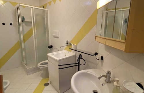 Ogliara Cama Y Desayuno | B&B La Rosa: large apartment with modern kitchen (sleeps 3)