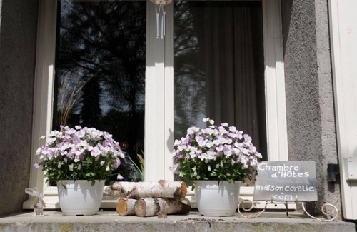 Sainte-Christine Cama Y Desayuno | B&B Maison Coralie. Calm and relaxed environment. Pets welcome