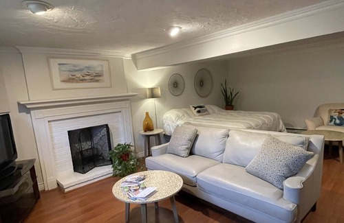 Beverly Casa | B&B style room near Salem north of Boston