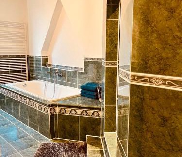 Huenxe Apartamento | b e d & a g e d e s i g n -extra large- wunderschöne komplette Wohnung mit viel Platz & 4 Schlafzimmer b e d & a g e d e s i g n -small- wunderschönes Zimmer mit Bad Rechnungserstellung für Geschäftsreisende & Firmen