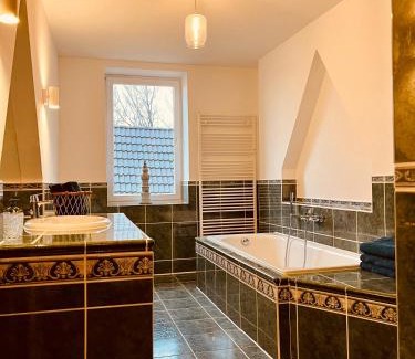 Huenxe Apartamento | b e d & a g e d e s i g n -extra large- wunderschöne komplette Wohnung mit viel Platz & 4 Schlafzimmer b e d & a g e d e s i g n -small- wunderschönes Zimmer mit Bad Rechnungserstellung für Geschäftsreisende & Firmen