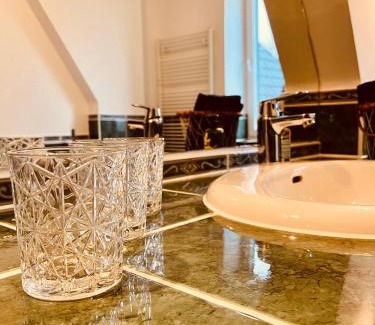 Huenxe Apartamento | b e d & a g e d e s i g n -extra large- wunderschöne komplette Wohnung mit viel Platz & 4 Schlafzimmer b e d & a g e d e s i g n -small- wunderschönes Zimmer mit Bad Rechnungserstellung für Geschäftsreisende & Firmen