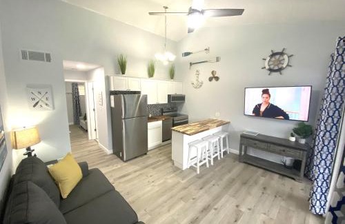 Osage Beach Apartamento | B Lakefront! Remodeled, Boat Slip, Patio Views, Pool, Boat Ramp, WIFI