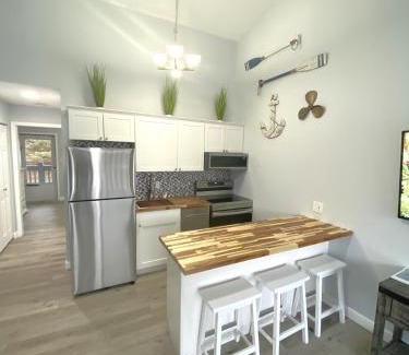 Osage Beach Apartamento | B Lakefront! Remodeled, Boat Slip, Patio Views, Pool, Boat Ramp, WIFI