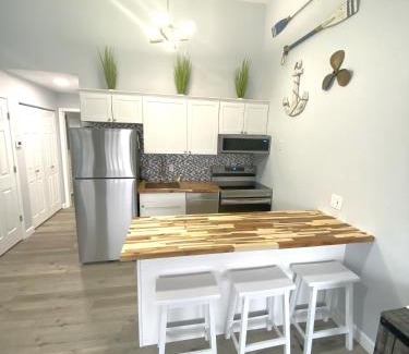 Osage Beach Apartamento | B Lakefront! Remodeled, Boat Slip, Patio Views, Pool, Boat Ramp, WIFI