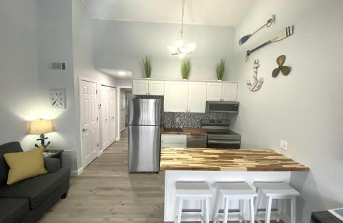 Osage Beach Apartamento | B Lakefront! Remodeled, Boat Slip, Patio Views, Pool, Boat Ramp, WIFI