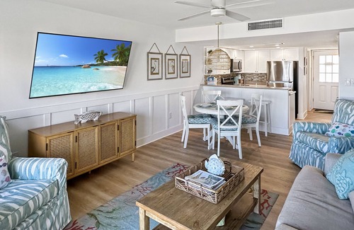 Crescent Beach Condominio | B207 The Coquina Condos: Oceanfront Condo w/ Private Beach and Pool
