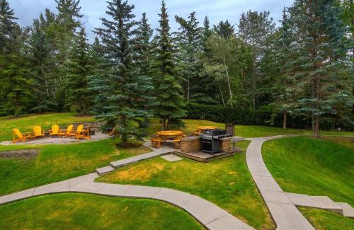 Harvie Heights Apartamento | B211 MTN View ground floor town house- 2BD, Sleeps 8, hot tub, free parking, close to Banff