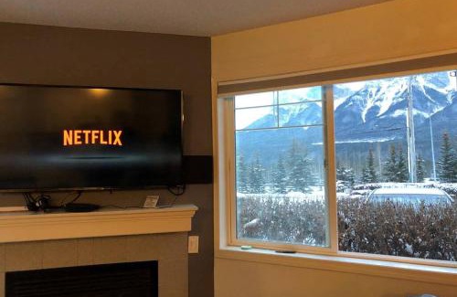Harvie Heights Apartamento | B211 MTN View ground floor town house- 2BD, Sleeps 8, hot tub, free parking, close to Banff