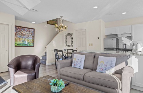 Harvie Heights Casa | B212-HotTub/KingBed/AC/Free Parking/View/2BR/Sleep8