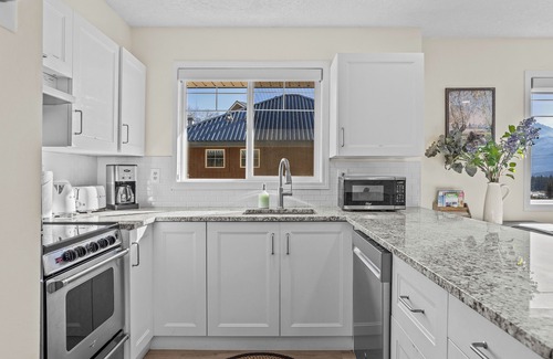 Harvie Heights Casa | B212-HotTub/KingBed/AC/Free Parking/View/2BR/Sleep8