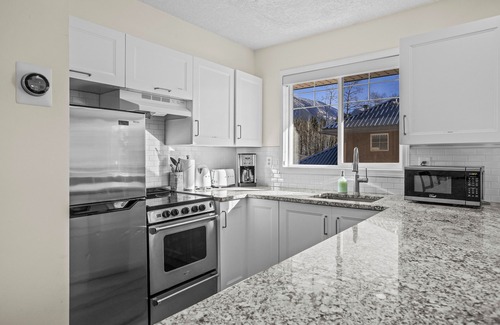 Harvie Heights Casa | B212-HotTub/KingBed/AC/Free Parking/View/2BR/Sleep8