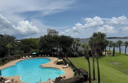Fort Walton Beach Condominio | B304– Recently Remodeled Waterfront Studio with Pool, Balcony & Marina Views!
