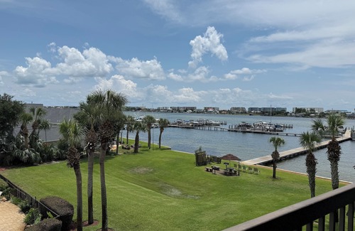 Fort Walton Beach Condominio | B304– Recently Remodeled Waterfront Studio with Pool, Balcony & Marina Views!