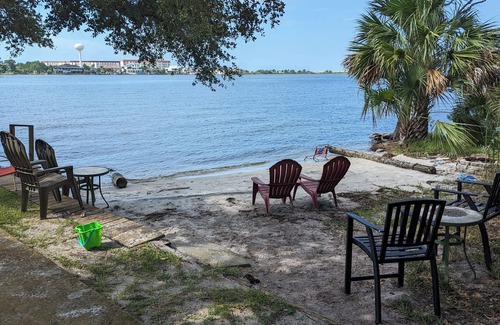 Fort Walton Beach Condominio | B304– Recently Remodeled Waterfront Studio with Pool, Balcony & Marina Views!
