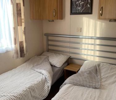 Towyn Casa | B58 3bed caravan, sleeps up to 8, free Wi-Fi, parking