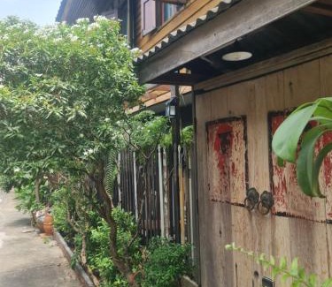 Wat Bowon Niwet Casa | Baan Jiam บ้านยายเจียม
