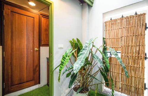Pom Prap Casa | Baan Lek Tee 6 - Chinatown near Yaowarat and MRT