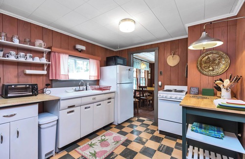 Amherst Cabaña | Baboosic Lake - Wonderful Classic S. NH Vacation Cottage all to Yourself