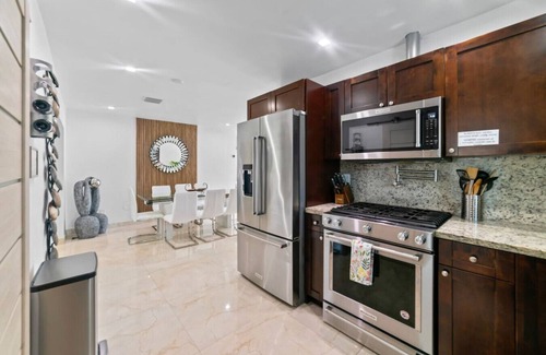 Boulevard Heights Casa | Baby Camellia Modern, luxurious and spacious house