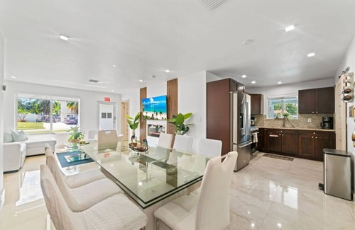 Boulevard Heights Casa | Baby Camellia Modern, luxurious and spacious house