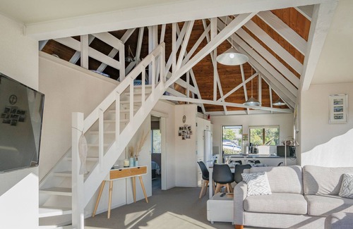 Onemana Casa | BACH ON THE GROVE - ONEMANA HOLIDAY HOME, family friendly in Onemana