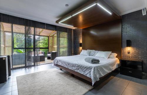 El Poblado Villa | Bachelor Party Guard Jacuzzi Pool