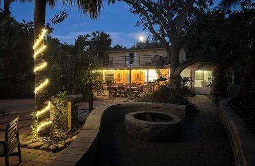Town N County Park Casa | Bachelor, Weddings, College reunions, 2 houses on 1 acre nature freedom, swimspa