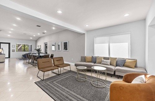 The Roads Casa | Bachelorette Oasis- Pool, Firepit, Close to Brickell, Flower Wall, Free Parking