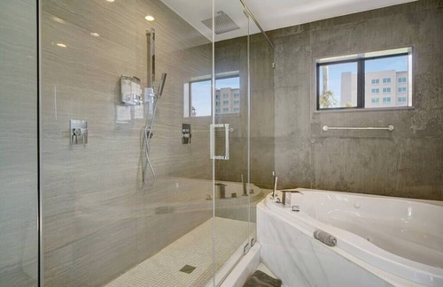 The Roads Casa | Bachelorette Oasis- Pool, Firepit, Close to Brickell, Flower Wall, Free Parking