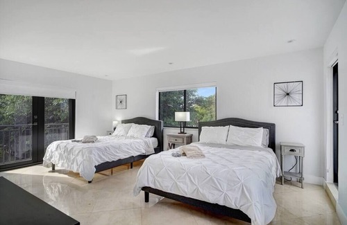 The Roads Casa | Bachelorette Oasis- Pool, Firepit, Close to Brickell, Flower Wall, Free Parking