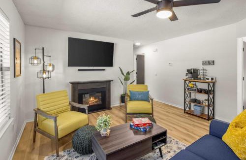 Bella Vista Casa | Back-40 Retreat with Hot Tub & Bike Garage