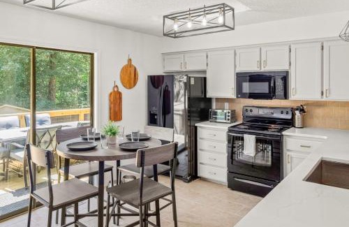 Bella Vista Casa | Back-40 Retreat with Hot Tub & Bike Garage