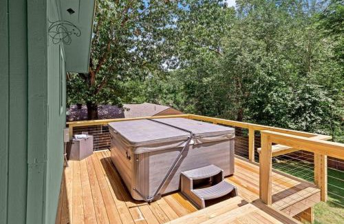 Bella Vista Casa | Back-40 Retreat with Hot Tub & Bike Garage
