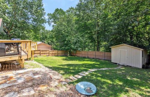 Bella Vista Casa | Back-40 Retreat with Hot Tub & Bike Garage